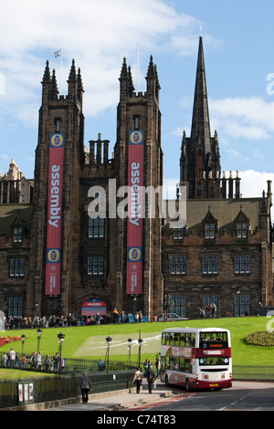 Blick über Princess Street Gardens auf der Royal Mile (High Street), in Edinburgh, Schottland. Stockfoto