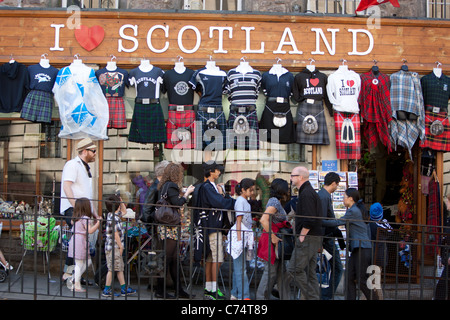 Shop Verkauf schottische Souvenirs neben der Royal Mile/High Street in Edinburgh, Schottland. Stockfoto