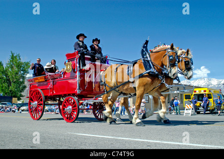 USA, California, Bischof 37. Mule Tage, Parade, Smokey Bär, Team, Pferdekutsche Fahrzeug 2006 Stockfoto