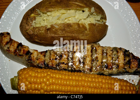 Grill gegrillt weißen Königslachs gebackene Kartoffel Mais Maiskolben Abendessen Stockfoto