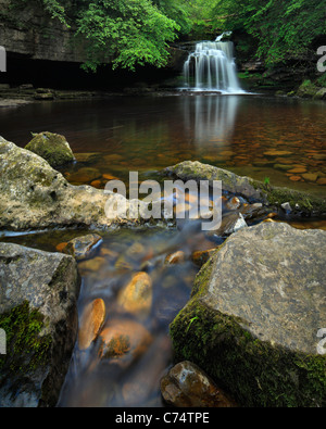 Die malerische fällt bei West Burton, bekannt als Kessel Force in der Yorkshire Dales of England Stockfoto