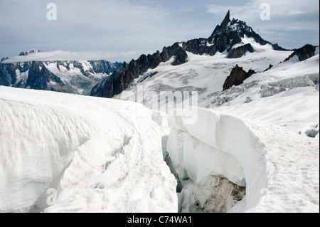 Eine riesige Gletscherspalte auf das Vallée Blanche mit Dent du Geant im Hintergrund. Stockfoto