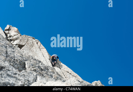 Eine männliche Rock Climber Vorstieg auf Pyramide du Tacul in der Nähe von Mont-Blanc in Chamonix, Frankreich. Stockfoto