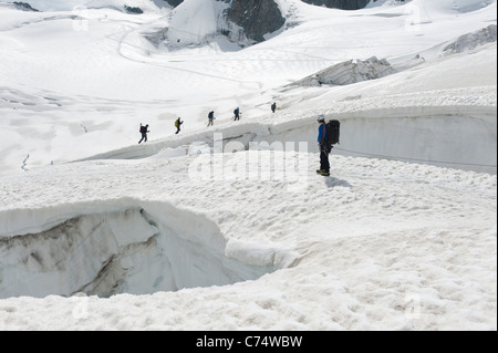 Kletterer Wandern zwischen Gletscherspalten auf dem Vallée Blanche Gletscher in Chamonix, Frankreich Stockfoto