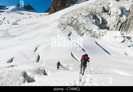 Kletterer Wandern zwischen Gletscherspalten auf dem Vallée Blanche Gletscher in Chamonix, Frankreich Stockfoto