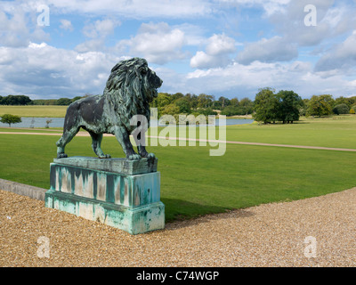 Löwe aus Bronze Statue am hinteren Eingang Holkham Hall Norfolk, Haus des Herrn Koks Earl of Leicester Stockfoto