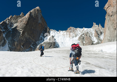 Kletterer Wandern zwischen Gletscherspalten auf dem Vallée Blanche Gletscher in Chamonix, Frankreich Stockfoto