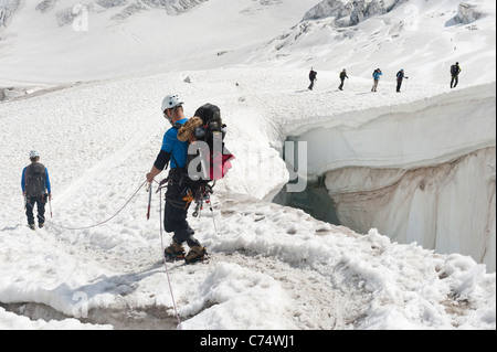 Kletterer Wandern zwischen Gletscherspalten auf dem Vallée Blanche Gletscher in Chamonix, Frankreich Stockfoto