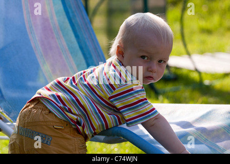 Kleines Kind Spaß in den Hinterhof. Stockfoto