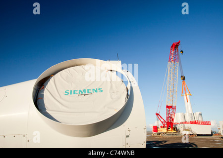 Wind: Turbinenteilen für den Offshore-Windpark Walney auf den Docks in Mostyn mit Klammern heben-Spezialisten bestimmt. Stockfoto