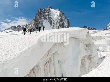 Kletterer Wandern zwischen Gletscherspalten auf dem Vallée Blanche Gletscher in Chamonix, Frankreich Stockfoto