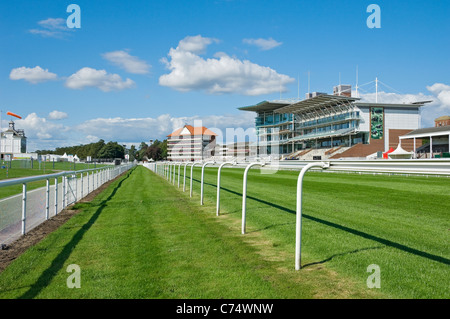 York Racecourse Track und Tribüne im Sommer Knavesmire York North Yorkshire England Großbritannien Großbritannien Großbritannien Großbritannien Großbritannien Großbritannien Großbritannien Großbritannien Großbritannien Großbritannien Großbritannien Großbritannien Stockfoto