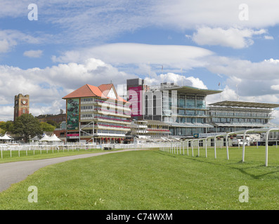 York Racecourse und ehemalige Terrys Schokoladenfabrik im Hintergrund Im Sommer York North Yorkshire England Großbritannien GB Großbritannien Stockfoto