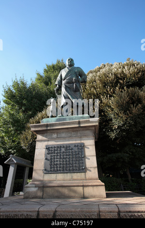 Tokio - SEPTEMBER 12: Statue von Takamori Saigo sein Hund aus Gründen der Ueno-Park am 12. September 2011 in Tokio. Stockfoto