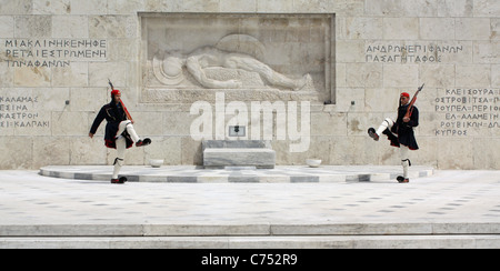 Evzonen (zeremonielle Palastwachen) bewachen das Grab des unbekannten Soldaten, Syntagma-Platz, Athen, Griechenland Stockfoto