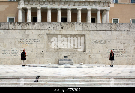 Evzonen bewachen das Grab des unbekannten Soldaten, griechische Parlament, Athen, Griechenland Stockfoto