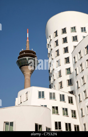 Der Neue Zollhof Architekten Gehry des Medienhafens und Fernmeldeturm Rheinturm in Düsseldorf, Stockfoto