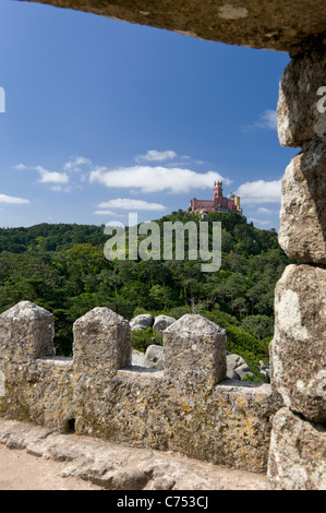 Sintra Portugal, Pena-Palast von Castelo Dos Mouros Burg Wälle gesehen Stockfoto