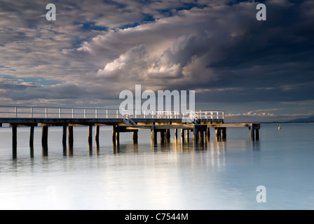 Sonnenstrahlen auf dem Pier in Davey's Bay, während der letzten Ampel, Melbourne, Australien Stockfoto