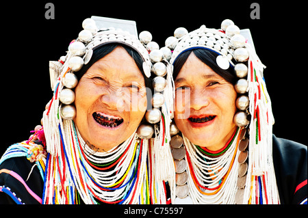 Porträt zweier Akha Hill Tribe Frauen in Chiang Rai, Thailand, Asien. Stockfoto