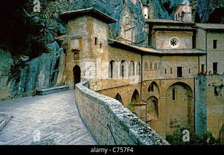 Heilige Grotte (Sacro Speco), in die St. Benedikt der Abtei und der anderen Abtei von St. Scholastica. Stockfoto