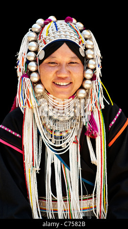 Akha Frau trägt einen LomueAka Tracht in Chiang Rai, Thailand, Asien. Stockfoto