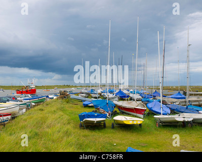 Kleine Segelboote von Brancaster Staithe Sailing Club Mitgliedern gespeichert vor dem Clubhaus Stockfoto