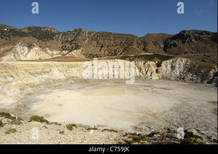 Caldera des Stephanos Vulkan mit seinen Fumarolen auf Nisyros in die griechischen Inseln der Ägäis Stockfoto