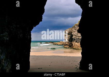 Spanien, Galicien: Blick aus einer Höhle am Strand Praia als Catedrais aufsuchen Stockfoto