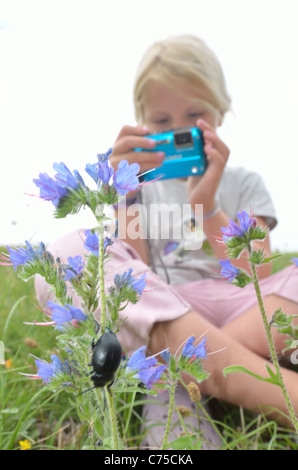 Mädchen genießen das Fotografieren von Bug und Tiere in einem Feld. Stockfoto