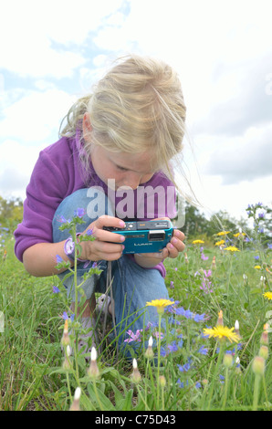 Kinder genießen Fotografieren von Bug und Tiere in einem Feld. Stockfoto