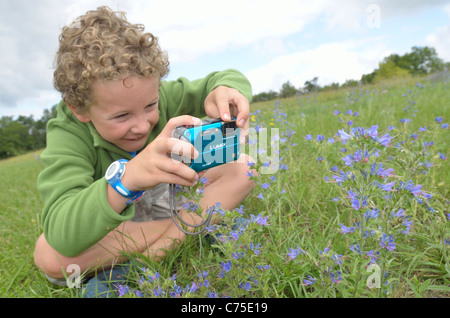 junge genießen Fotografieren von Bug und Tiere in einem Feld. Stockfoto