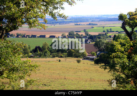 Blick auf Ost Brabourne aus North Downs Way, über Ost Brabourne, Ashford, Kent, England Stockfoto