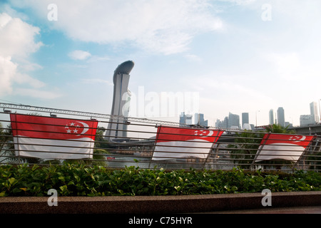 Singapur-Fahnen und das Marina Bay Sands Hotel am Nationalfeiertag, Singapur Asien Stockfoto