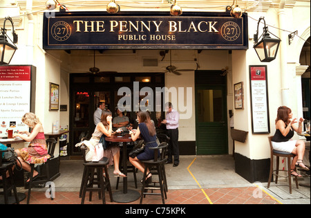 Menschen trinken auf der Penny Black Pub, Boat Quay Singapur asia Stockfoto