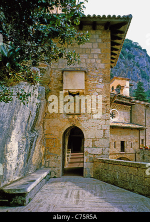 Heilige Grotte (Sacro Speco), in die St. Benedikt der Abtei und der anderen Abtei von St. Scholastica. Stockfoto