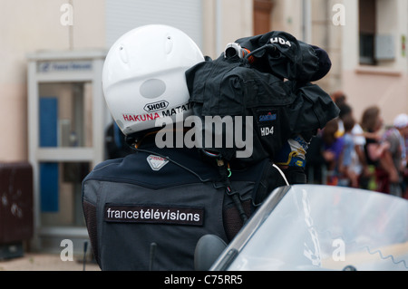 Ein außen ausgestrahlt Kameramann für France Televisions Dreharbeiten der Tour de France. Stockfoto