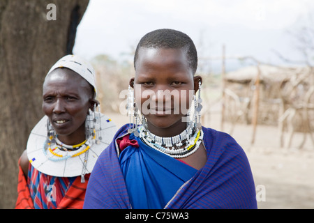 Massai Massai Frauen mit traditionellen Form des Schmuckes einschließlich Perlen und Perlen, piercing und Dehnen der Ohrläppchen und Hüte Stockfoto