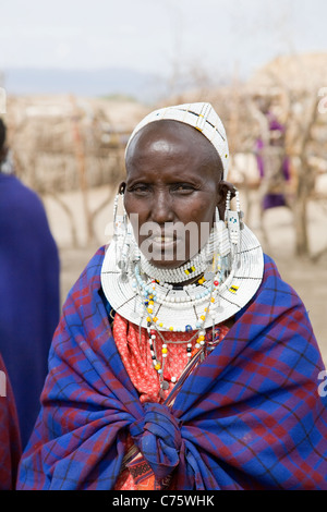 Massai Massai Frau mit traditionellen Form des Schmuckes einschließlich Perlen und Perlen, piercing und Dehnen der Ohrläppchen und Hüte Stockfoto