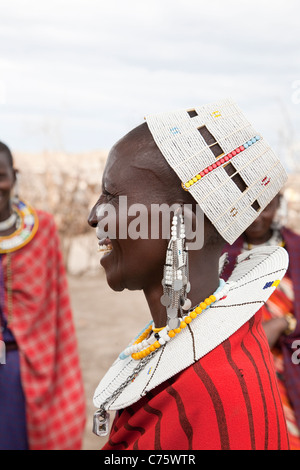 Massai Massai Frau mit traditionellen Form des Schmuckes einschließlich Perlen und Perlen, piercing und Dehnen der Ohrläppchen und Hüte Stockfoto