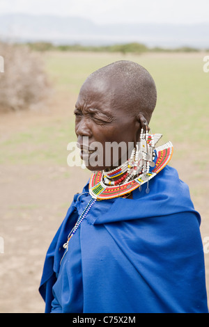 Massai Massai Frau mit traditionellen Form des Schmuckes einschließlich Perlen und Perlen, piercing und Dehnen der Ohrläppchen und Hüte Stockfoto