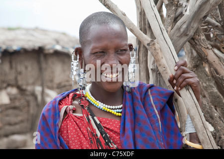 Massai Massai Frau mit traditionellen Form des Schmuckes einschließlich Perlen und Perlen, piercing und Dehnen der Ohrläppchen und Hüte Stockfoto