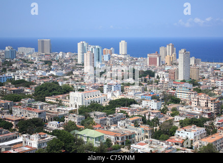Vedado-Viertel in Havanna, Kuba. Karibische Meer im Hintergrund. Stockfoto