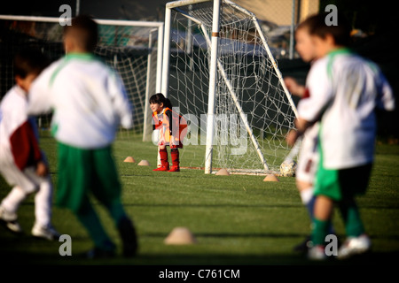 Fußball Torwart Mädchen stehen auf der Vorderseite das Ziel des Spiels warten. Stockfoto