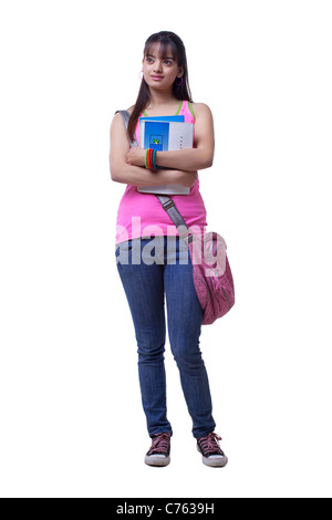 Volle Länge des schönen jungen College-Mädchen mit Büchern über weißem Hintergrund Stockfoto