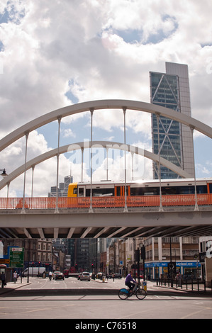 Ein Zug auf der East London Line Erweiterung durch Shoreditch, Hackney. Broadgate Tower ist im Hintergrund sichtbar. Stockfoto