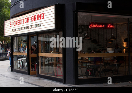 Das Exterieur des Shoreditch Grind Espresso bar, ein neues Café in East London am Kreisverkehr Old Street, London. Stockfoto