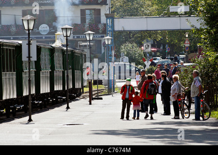 Touristen, die gerade die Chiemsee-Bahn Dampfzug, Prien Stock Chiemgau, Upper Bavaria Germany Stockfoto