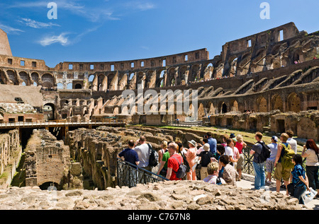 Rom, Italien. Touristen, die Besichtigung des Kolosseums, das von Kaiser Vespasian 72 n. Chr. begonnen. Stockfoto