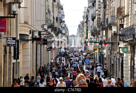 Fußgänger in kommerziellen Sainte-Catherine Street Bordeaux Frankreich Stockfoto